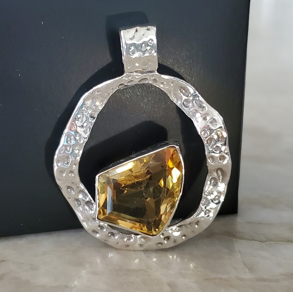 Yellow topaz necklace set in hammered silver - Picture 4 of 7